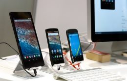 Drei verschiedene Android Handys auf einem Tisch nebeneinander