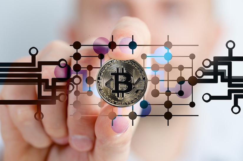 Kryptowährungen - Hand mit Bitcoint in der Hand